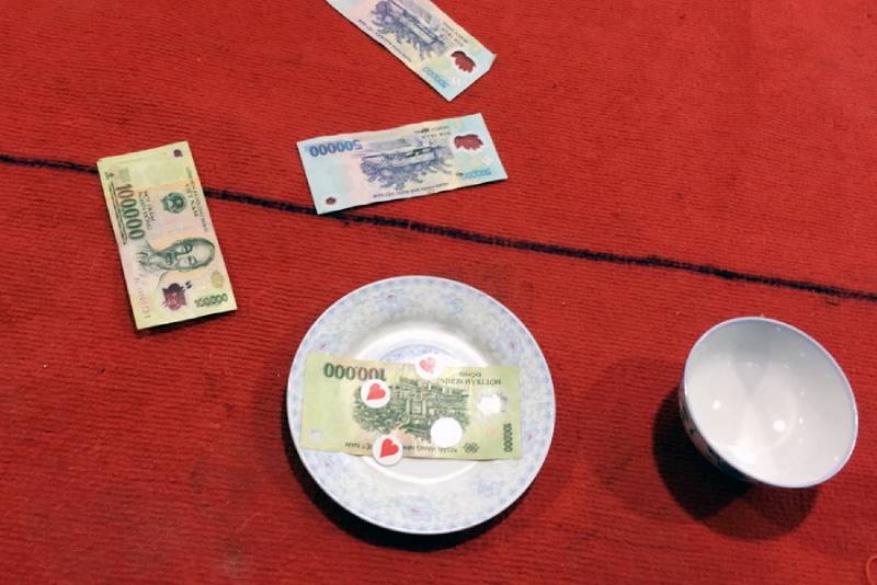 Cách bắt đầu một ván xóc đĩa ngoài đời