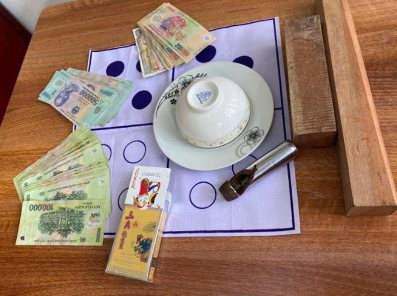 Luật chơi xóc đĩa truyền thống ngoài đời
